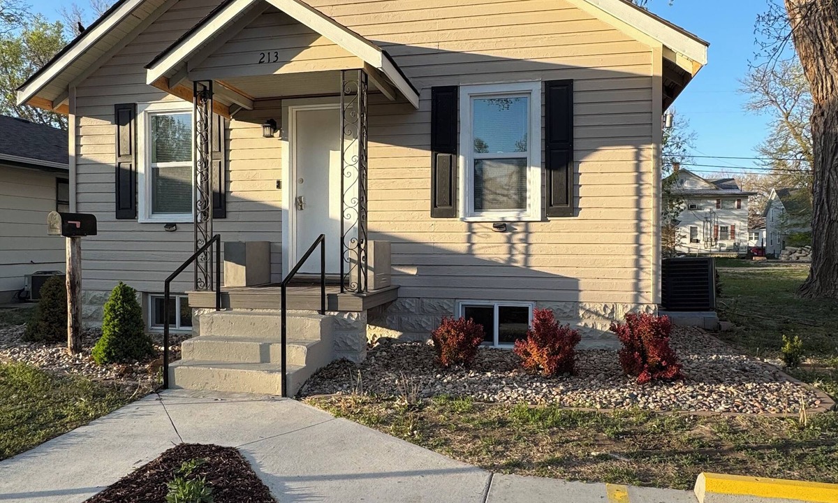 Hays House | 5-bedroom house in Hays with AC, WiFi