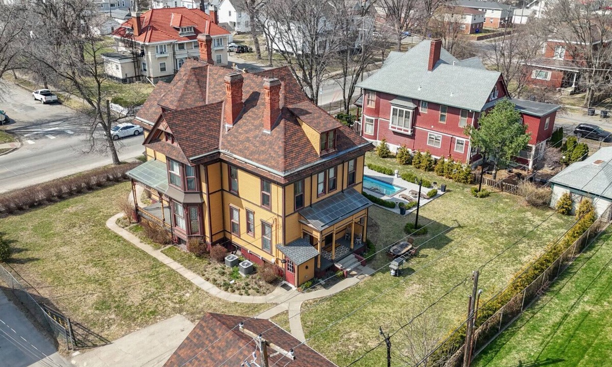 Council Bluffs House | 537C) Two Historic Homes | 11 Bedrooms | Downtown