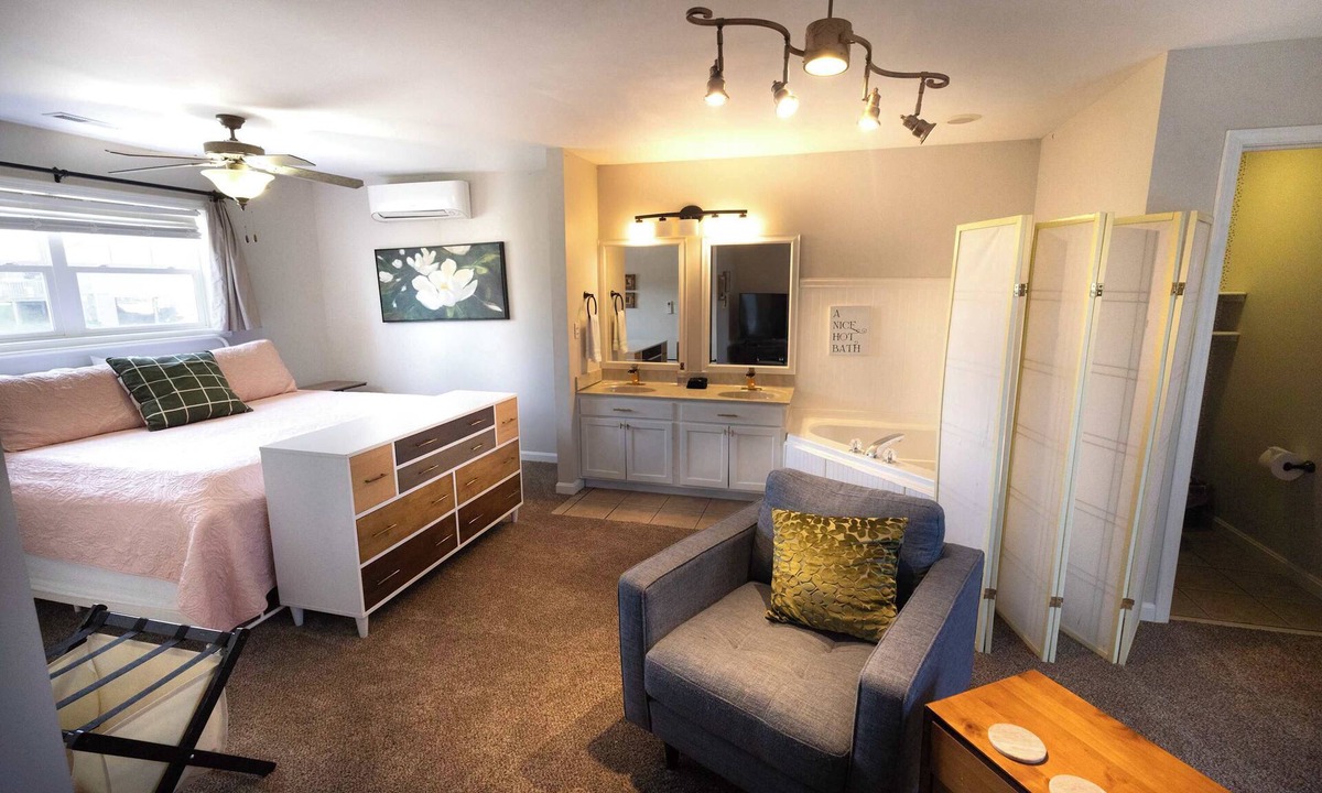 Taylorsville House | #56 Southern Lights - Family Lakefront Retreat with Hot Tub and Resort Pool