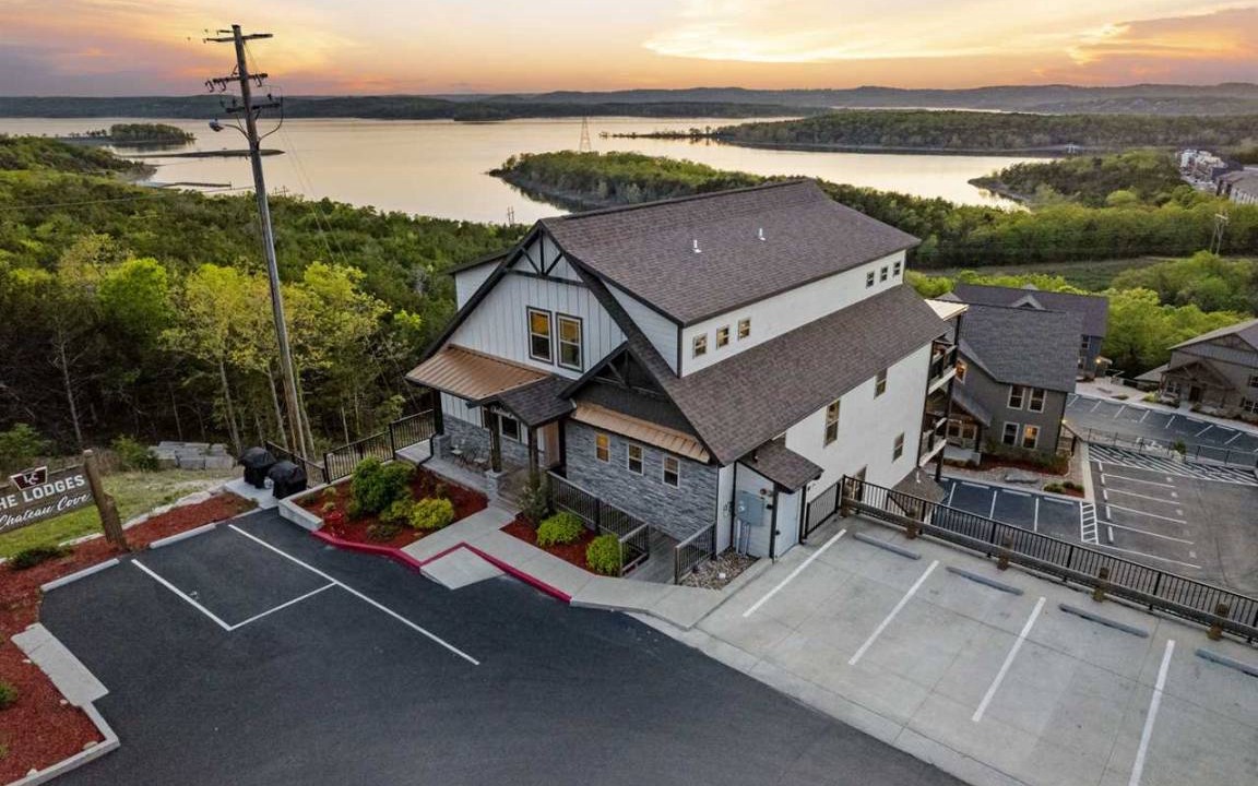 Table Rock House | 567 m² House ∙ 12 bedrooms ∙ 54 guests
