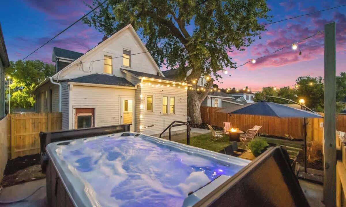 Southeast Omaha House | 5BR Family Retreat | 14ft Swim Spa + Pool Table