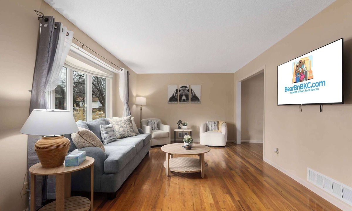 Lenexa House | 7 King beds with 2 Living Spaces