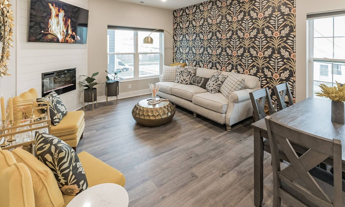 Dahlman House | 8 min to CWS! 3 bed 4 bath Townhouse w porch& rooftop deck- 5 min to Downtown!