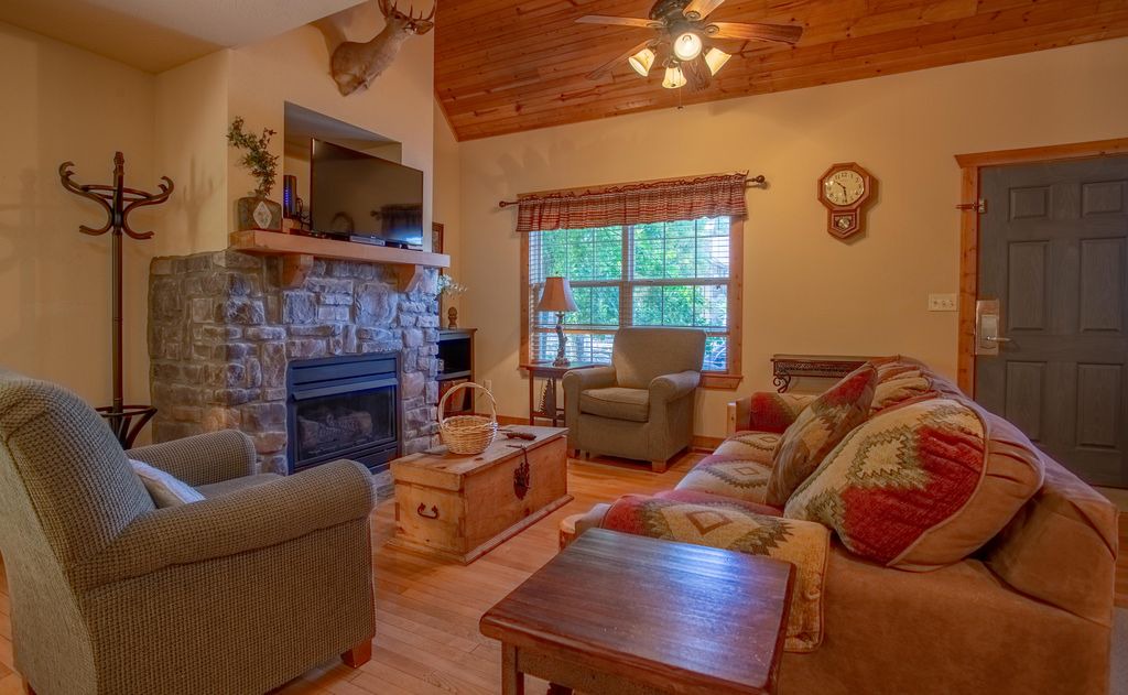 Reeds Spring Cabin | A Cozy Pet Friendly 1 bedroom, 1 bath lodge at Stonebridge Resort!