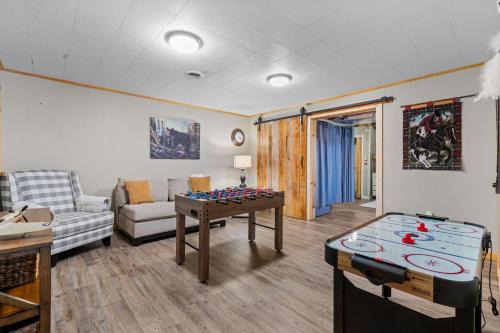 Newport Ski Chalet | A Serene Smoky Escape Hot Tub, Pigeon River, Fire Pit, Mountain Views