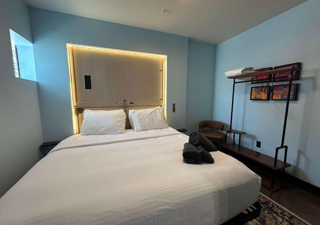 Downtown Louisville Hotel | A12 The Lower NHS Pick 6 Suite