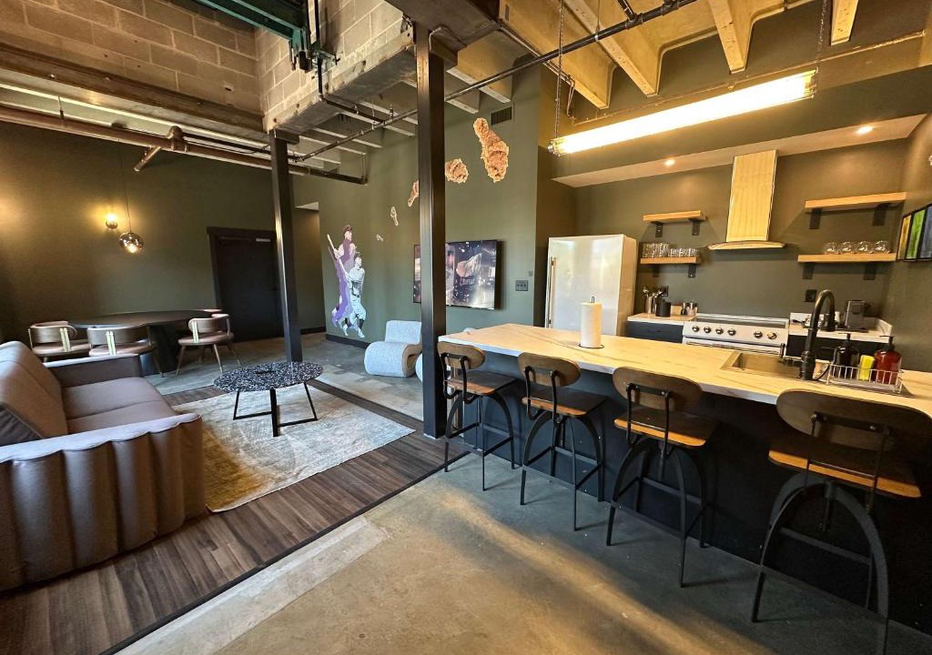 Downtown Louisville Hotel | A12 Upper East Crown Daily Double Suite
