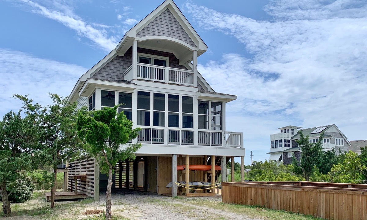 Ocracoke House | Adicus House: Close to Ocracoke's beaches, panoramic views from decks