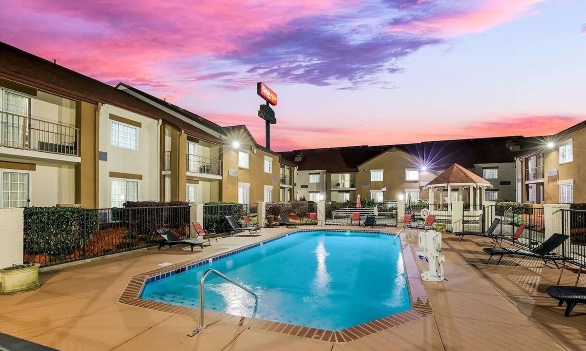 Ashley Oaks Hotel | Affordable Stay | 3 Pet-Friendly Units w/Free Breakfast, Free Parking, Pool