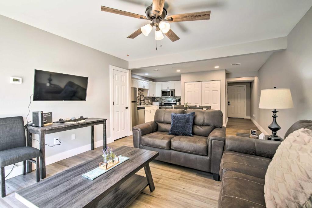 Kimberling City House | Airy Townhome Close to Kayaking and Boating!