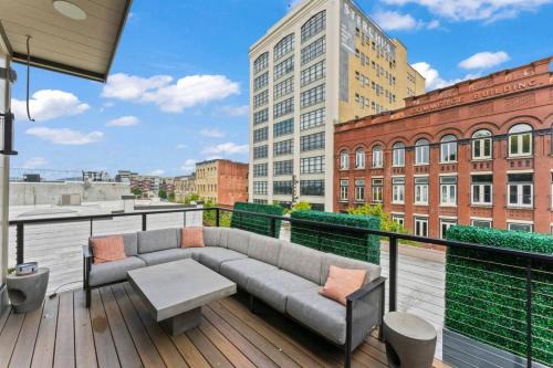 Old City Apartment | Amazing Rooftop Patio Overlooking street