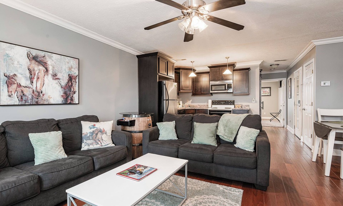 Jeffersonville Apartment | American Pharoah Twin Spires Suite
