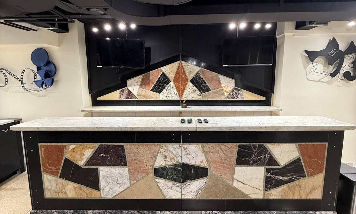 St. Louis House | Art Deco Oasis - Pool Table, bar, fire pit, TV’s