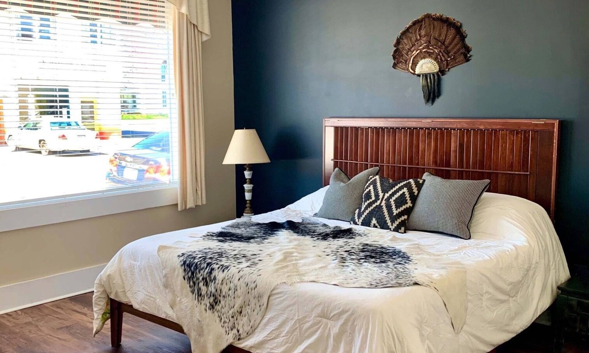 Cowan House | Artsy 1st floor pet-friendly ensuite king in historic railroad inn & town.