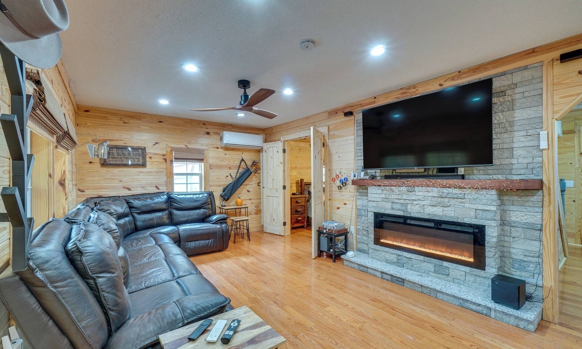 Oneida Cabin | At John Smith Hiking/Horse Back Trl to Angel Falls