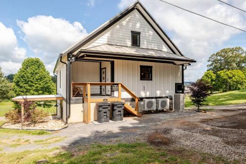 Jefferson City House | Barndo1 Fluffy Cow Farm Stay at Cedar Pond Farms