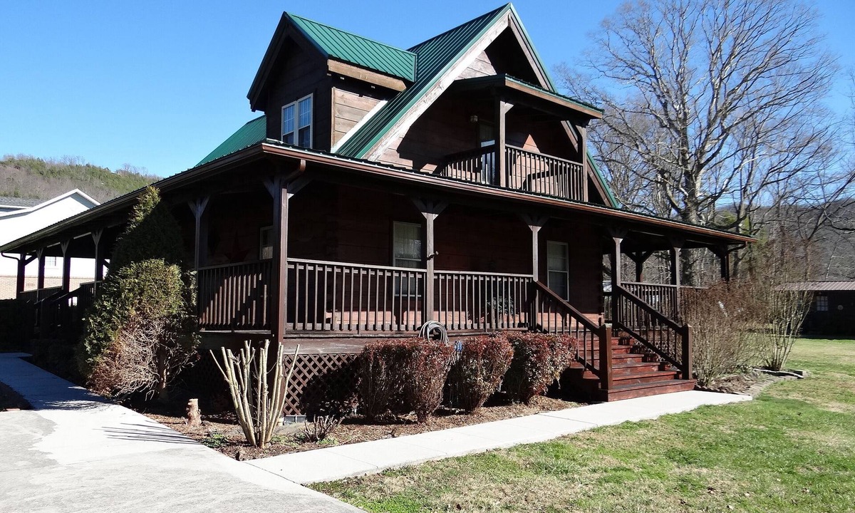 Sevierville Cabin | Beautiful 2 Bedroom Cabin No Steep Roads Some Mountain View Large Yard