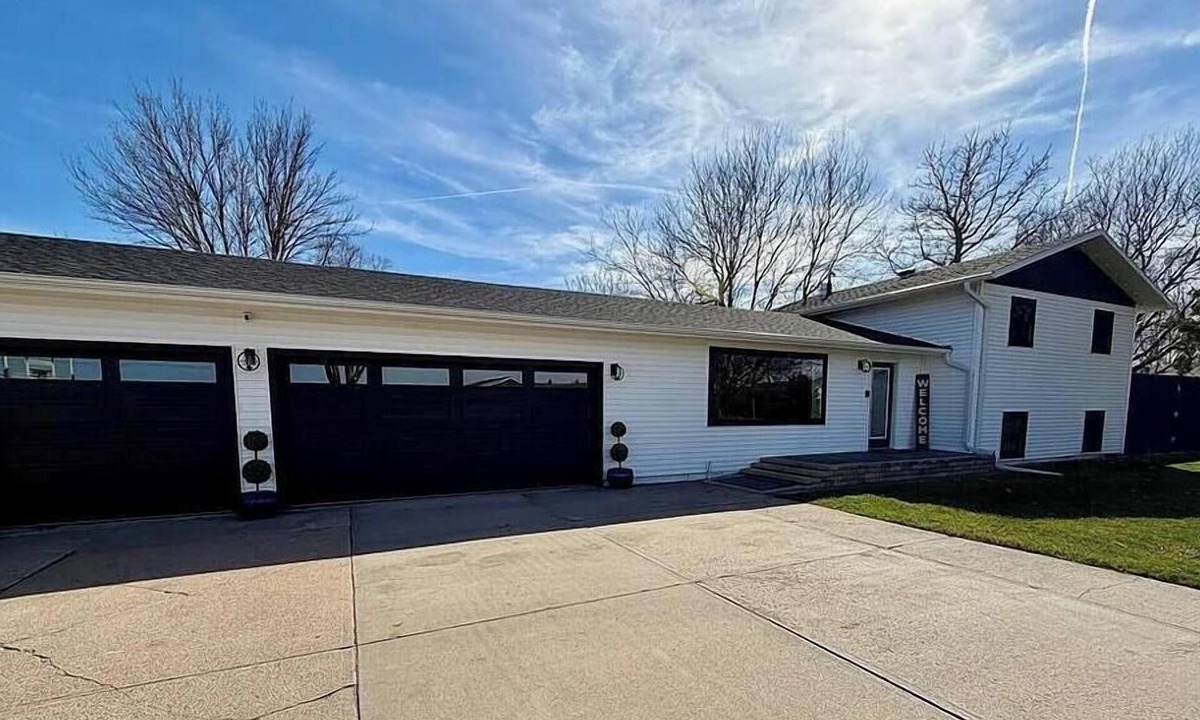 Grand Island House | Beautiful 4-bedroom home with a pool and Jacuzzi in Grand Island, with AC.