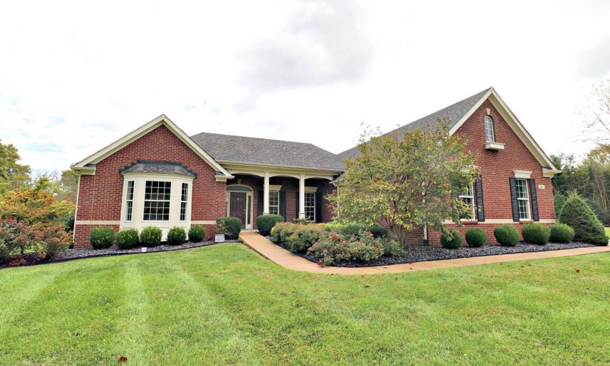 Buechel House | Beautiful 4 BR, 4.5 Bath, Executive Home w In Ground Pool & Handicap Accessible!