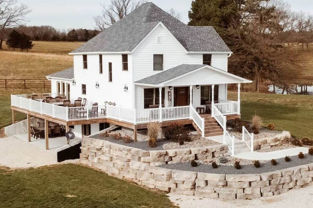 Owensville House | Beautiful and Spatious Vacation Rental with 6 Bedrooms near Owensville, Missouri