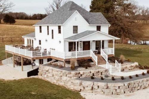 Owensville House | Beautiful and Spatious Vacation Rental with 6 Bedrooms near Owensville, Missouri