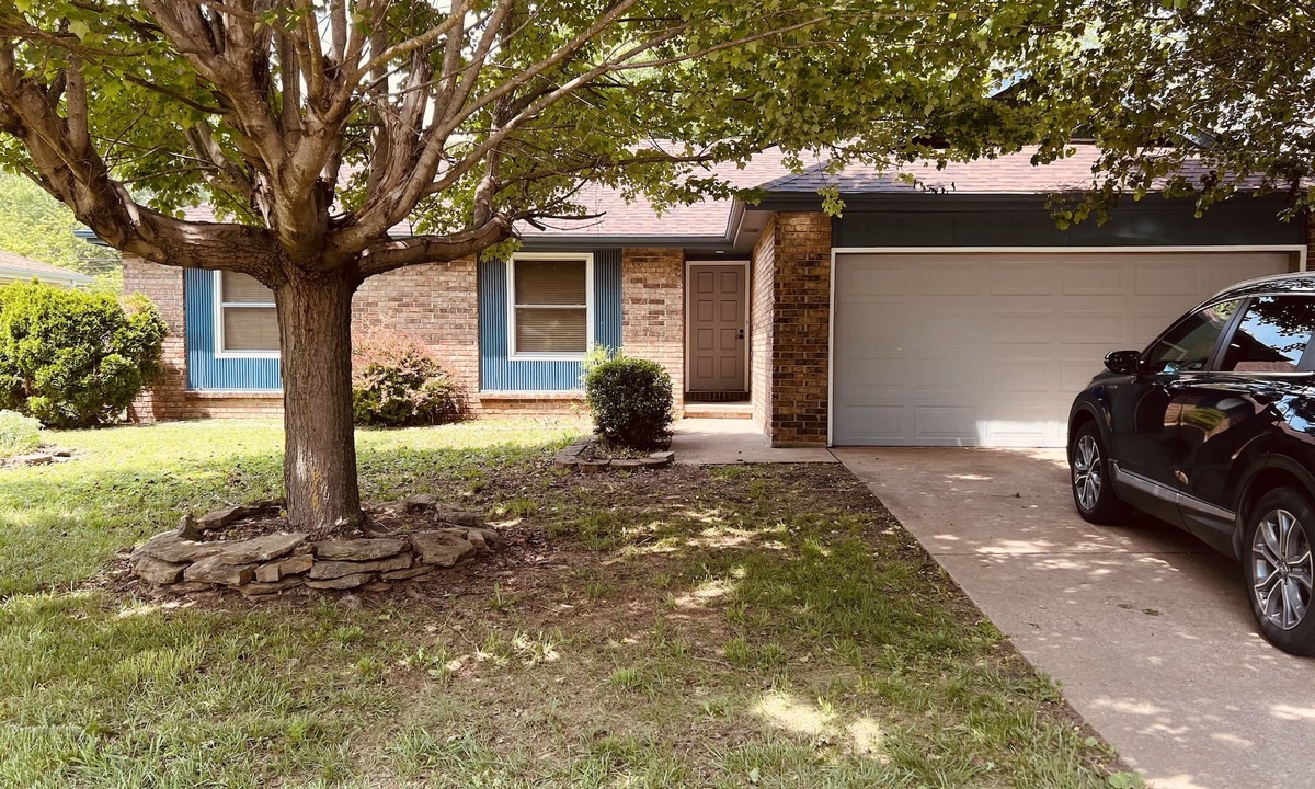 Springfield House | Beautiful Home in the Heart of Springfield! So Perfect!