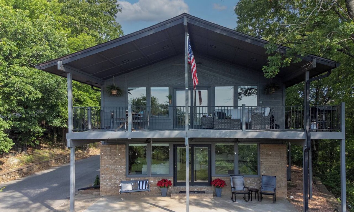 Paradise Hill House | Beautiful remodeled home with stunning lake views