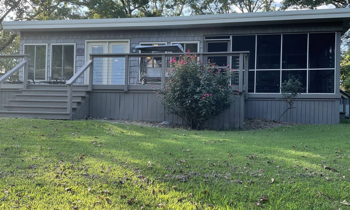 Springville House | Beautiful waterfront home on KY lake!