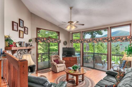 Maggie Valley Apartment | Bella Vista - Hot Tub and Pet Friendly