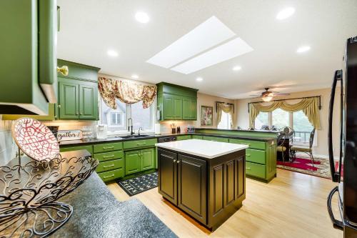 Bella Vista House | Bella Vista Lakehouse w/Hill Tram, Deck & Views!