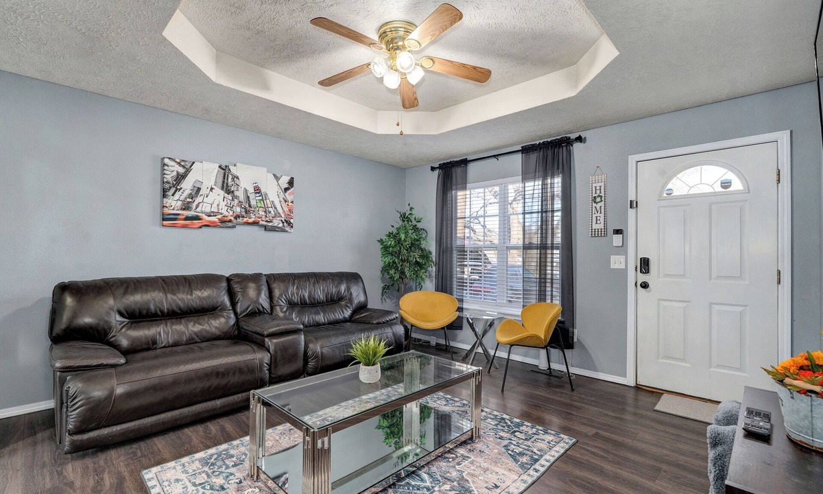 West Central House | Belmont Blue Stylish Retreat - Bass Pro+MSU+Downtown+Drury