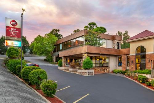 Landing Inn | Downtown Branson