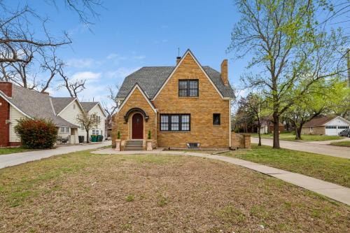 Sleepy Hollow House | Bilbos Cottage 3 bed 2 and a half bath home in College Hill