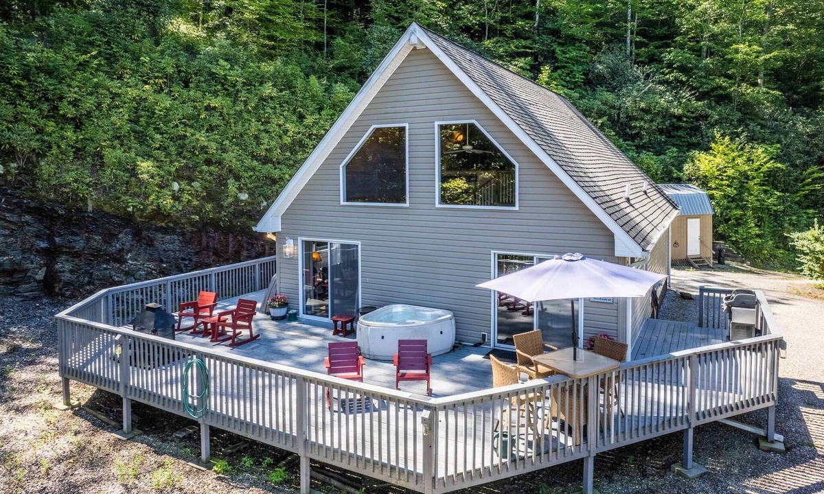 Almond House | Birds Nest-Hot Tub - Views - Gas Firepit - Wifi
