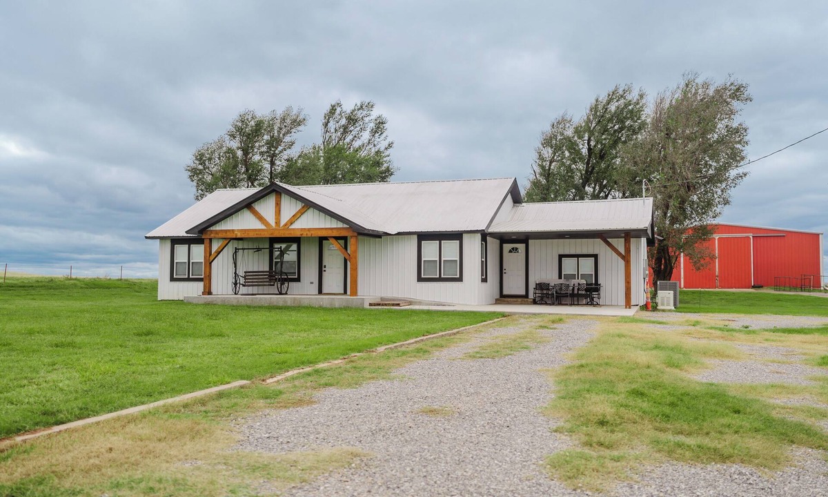 Elk City House | Blondies Lodge, Sleeps 10, Ranch Getaway Minutes from Elk City & Foss State Park