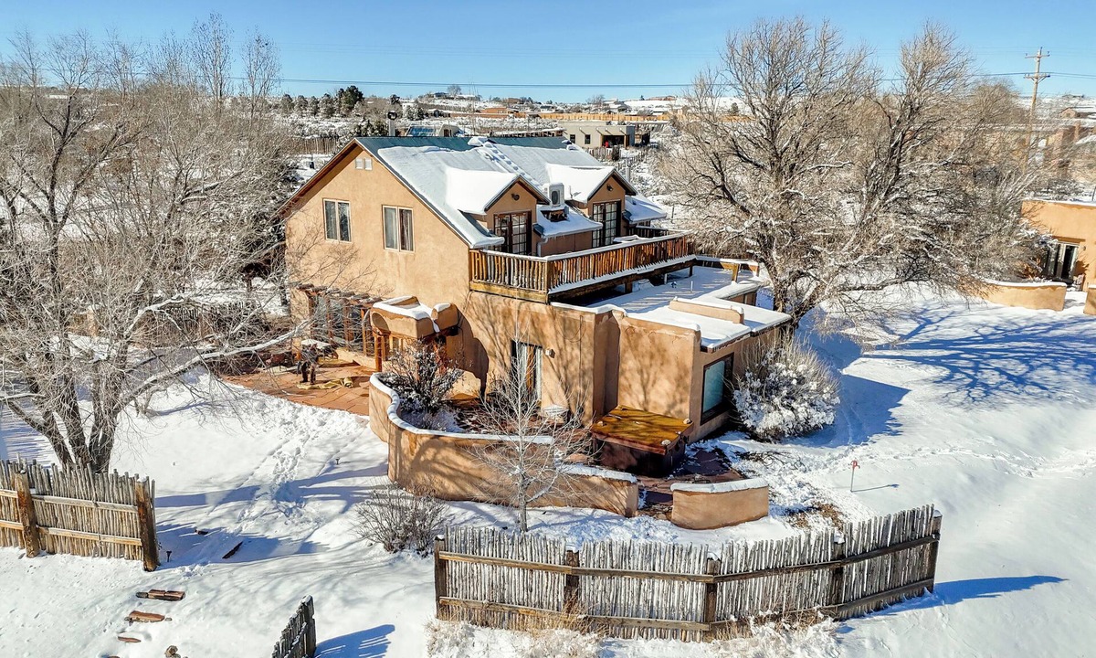 El Prado House | Blue Bird Farm - Spacious Stylish 5 bed/3 bath Taos Farmhouse with AC