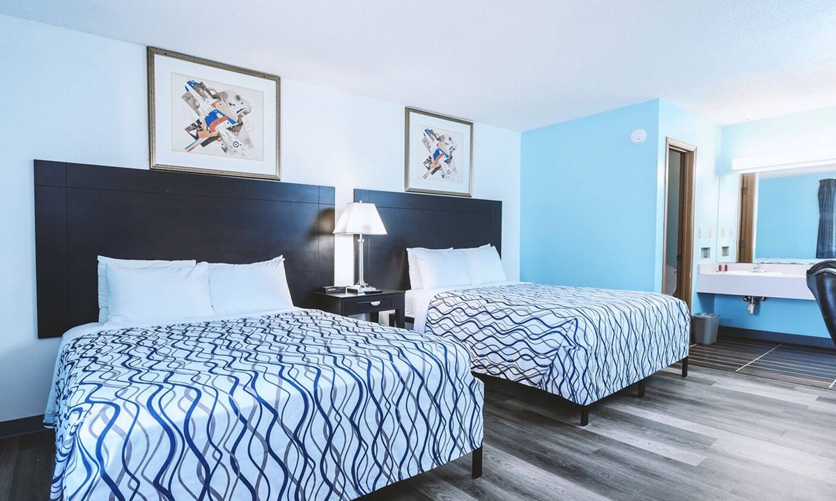 Wellington Hotel | Blue Way Inn & Suites Wellington - 2 Queen Bed Non Smoking