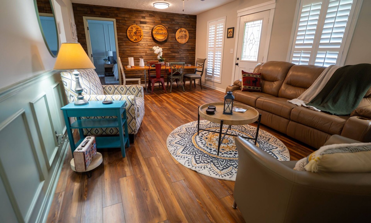 Buechel House | "Bourbon Bungalow, Kentucky Derby available, Hot tub!"
