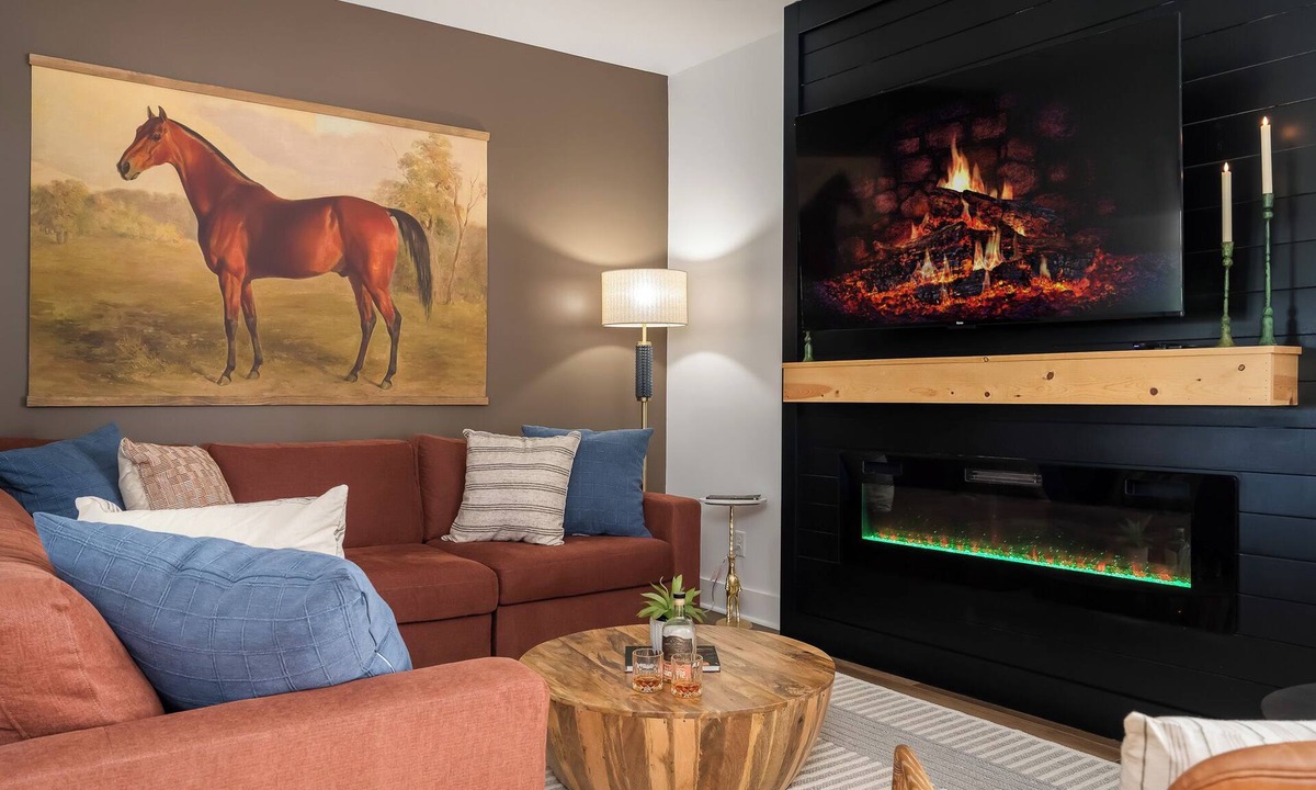 Nazareth House | Bourbon Retreat Hot Tub + Game