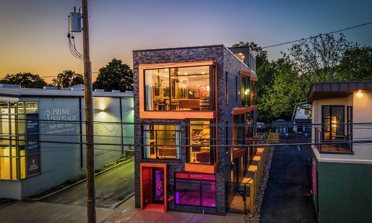 Butchertown House | Bourvelle House — 7 King Suites, Rooftop Deck, NuLu Louisville