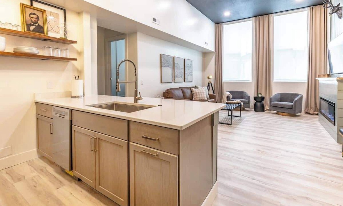 Lincoln Condo | Boutique 1-Bed Condo – Walk to Memorial Stadium