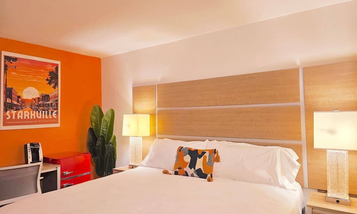 Starkville Bed & Breakfast | Boutique Hotel - King Room - Far Out Motel
