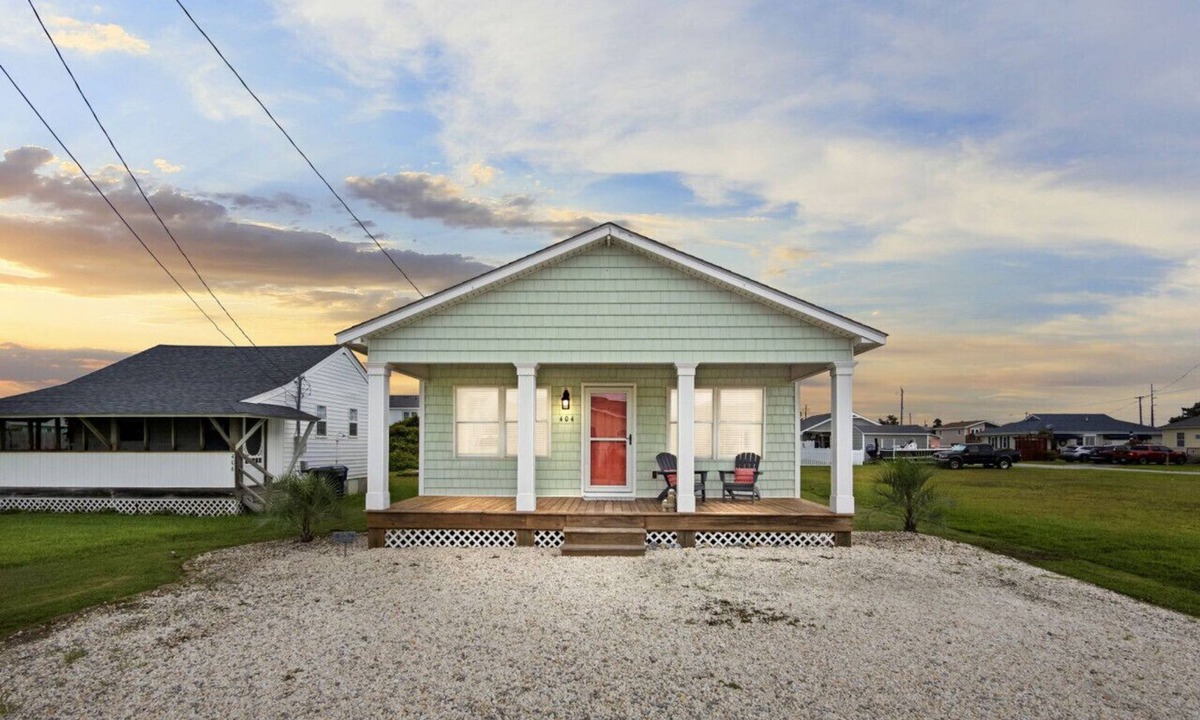 Atlantic Beach House | Bright, Beachy, and So Close to the Sea