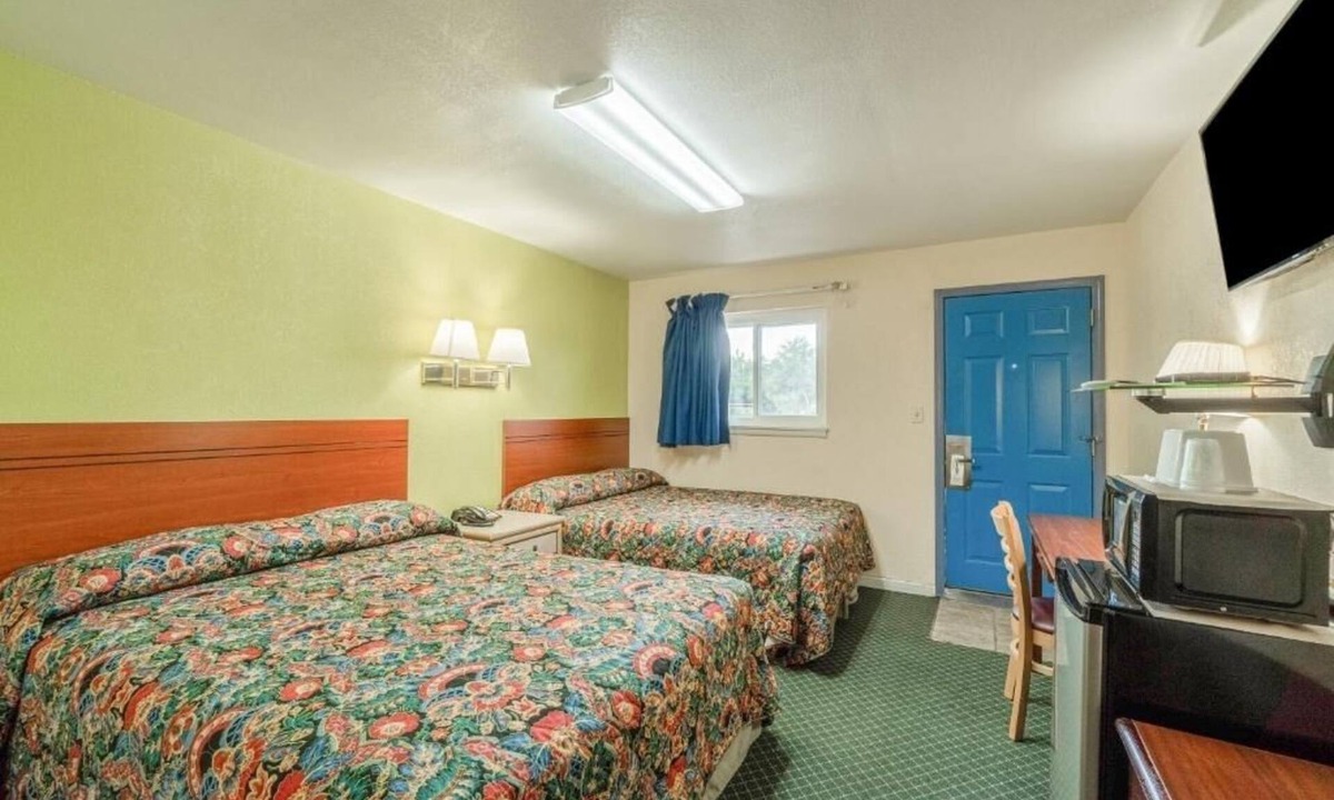 Boise City Hotel | Bright Modern Rooms Near Cimarron Landmarks, 3 Rooms Available for Your Stay