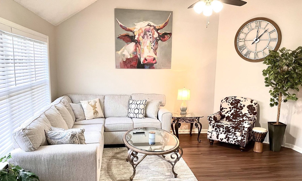 Ellendale House | Brooks Farms - Lovely Oasis Near Shelby Farms Park w/ Garage Access
