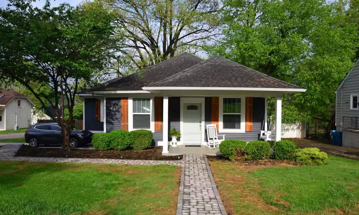 Shelbyville House | Brown Ave Bourbon Trail & Beds- Shelbyville, KY