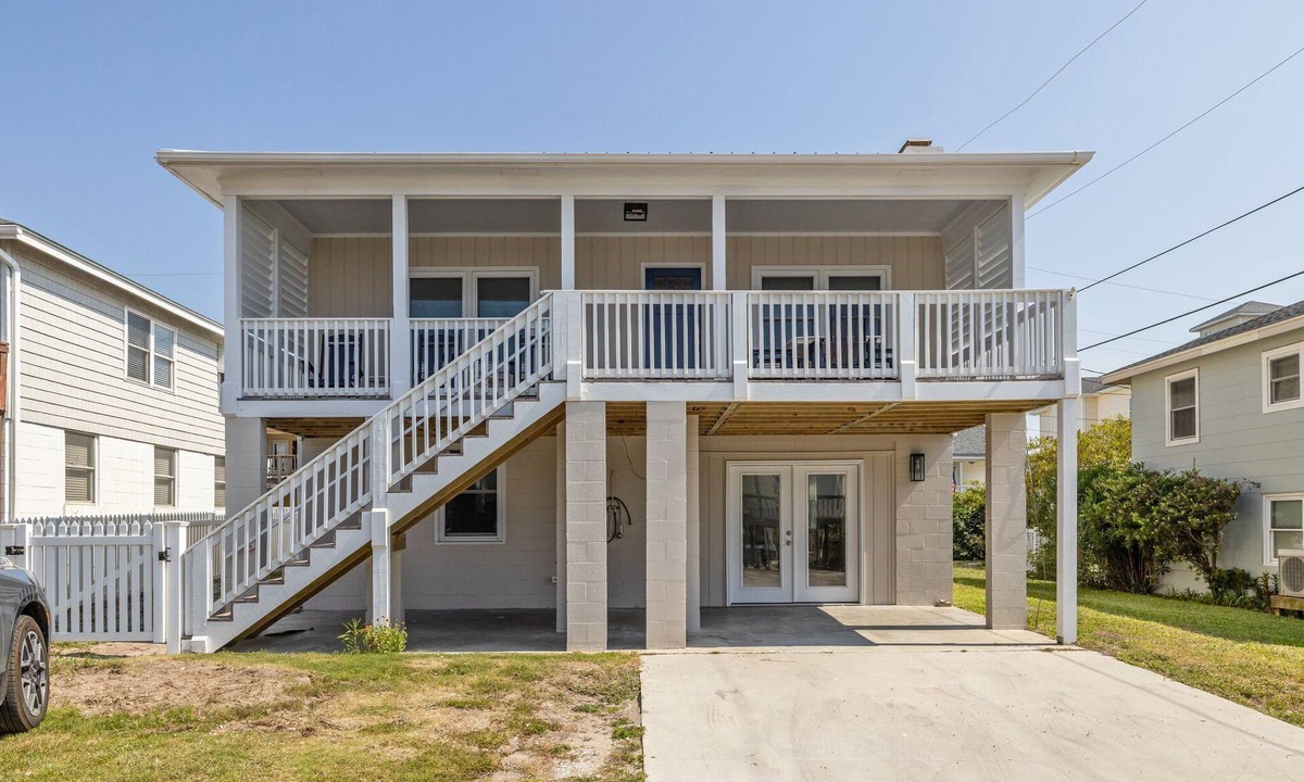 Atlantic Beach Cottage | Buddy's Sandcastle: room for family, friends, and pets. Fenced yard.