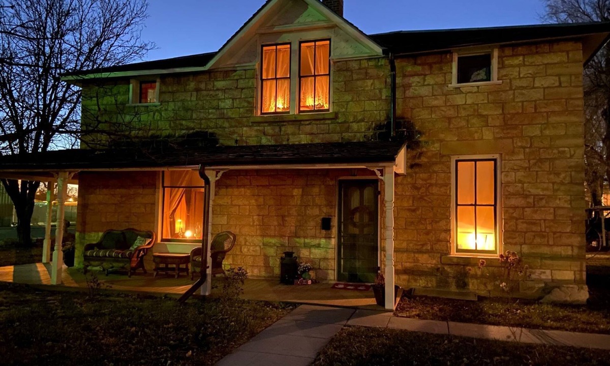 Hays House | Buffalo Haus: Entire House, Welcoming Historic Limestone House Downtown