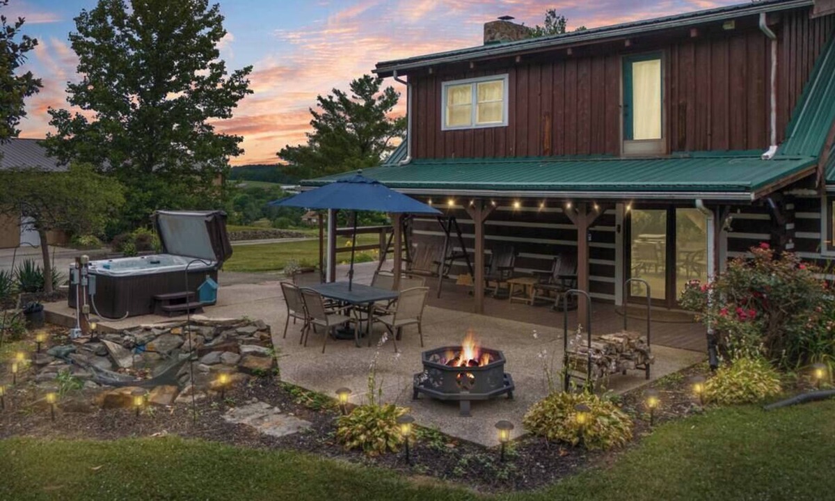 Nazareth Cabin | Cabin: Hot-Tub, Pickleball, Speakeasy, Bourbon Trail