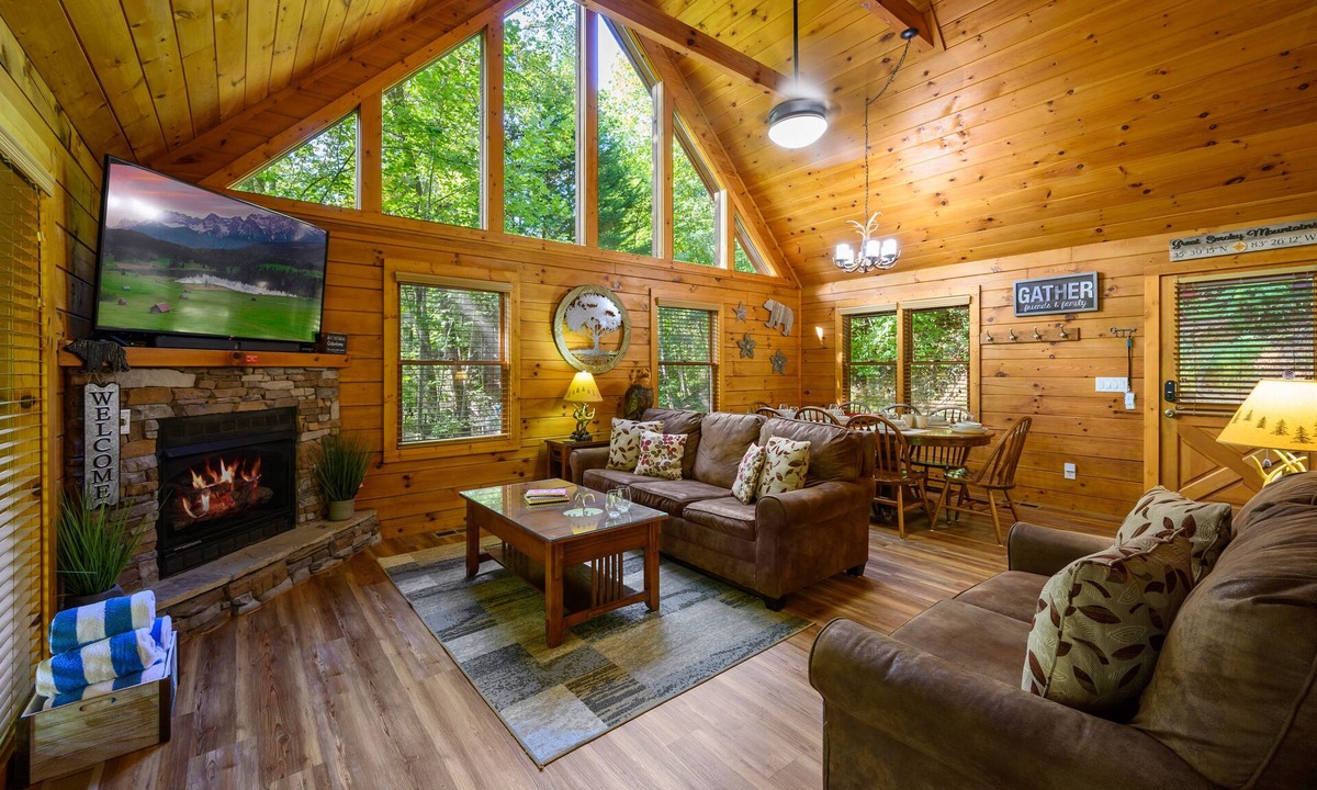 Black Bear Falls Cabin | Cabin Retreat | 3 King Suites | Hot Tub | Walk to Pool | Minutes to Downtown